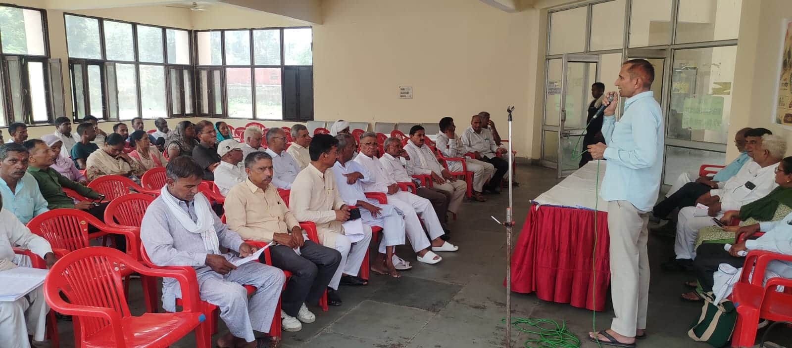 सेमिनार में भाग लेते समिति सदस्य। विज्ञप्ति