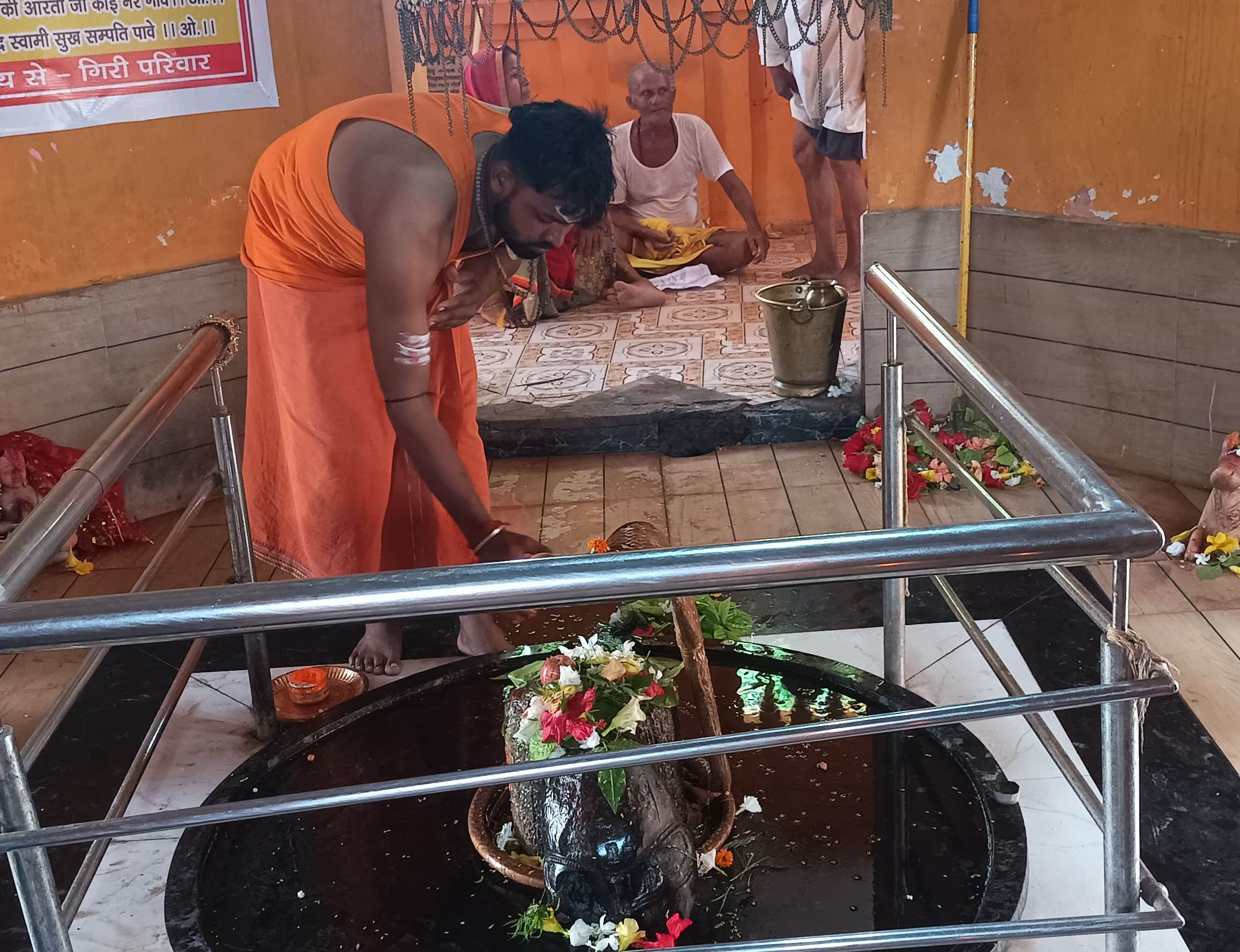सेमरा स्थित बाबा पल्टन नाथ शिव मंदिर पर जल चढ़ाते श्रद्धालु। संवाद