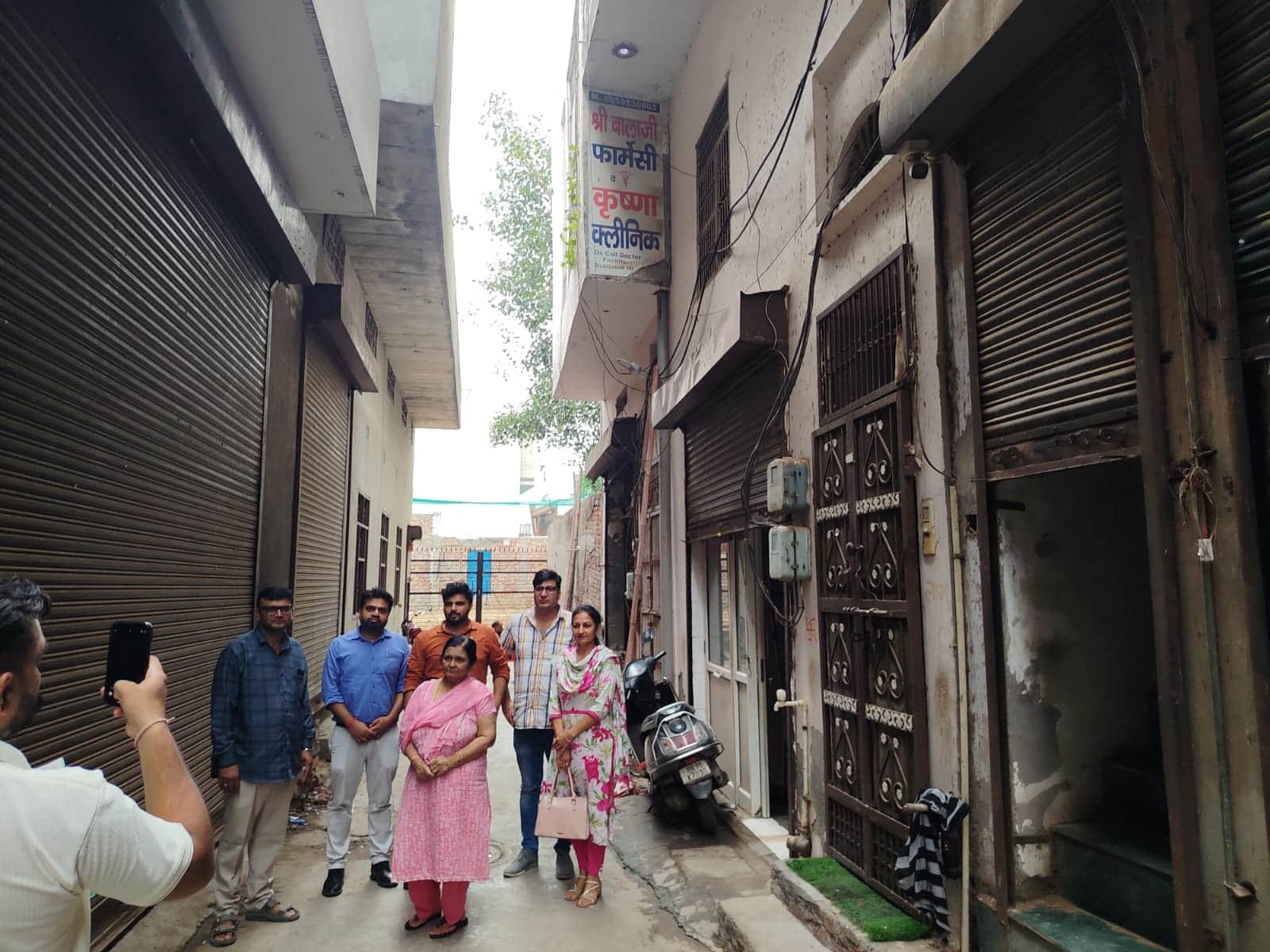 सोनीपत के गोहाना में अवैध क्लीनिक के बाहर स्वास्थ्य विभाग की टीम ।