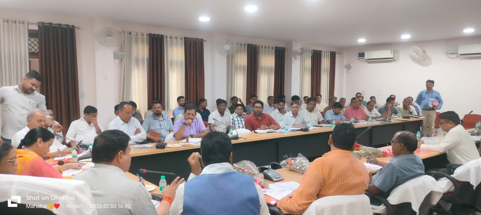 सर्किट हाउस में बैठक करते जनप्रतिनिधि और विद्युत अधिकारी। 