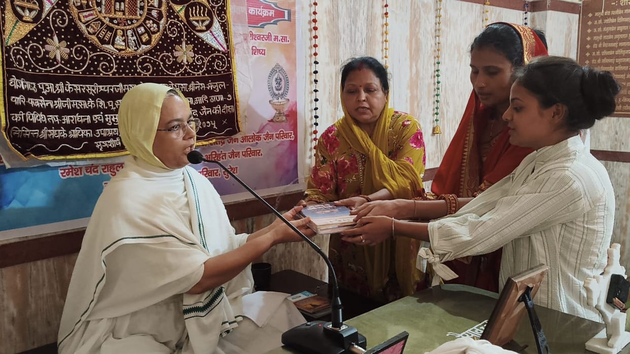 Sadhvi Dr. Shrut Purna delivered a message on incorporating spirituality into daily life.