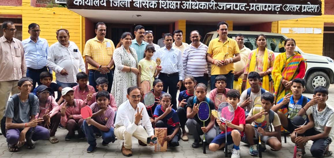 स्टेडियम में बेसिक शिक्षा विभाग द्वारा आयोजित खेलकूद में सफल खिलाड़ी। कोच