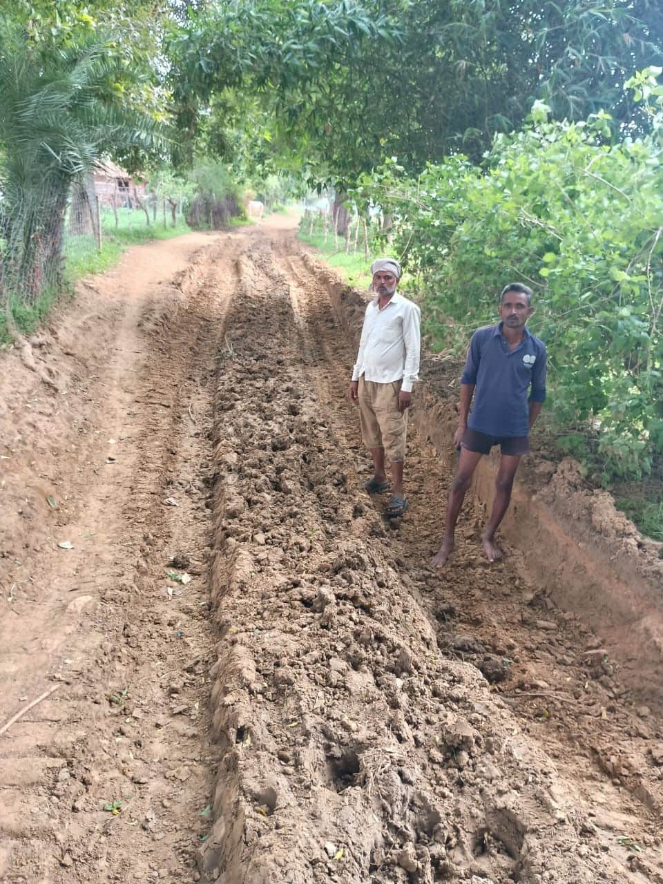 सड़क की स्थिति दिखाते ग्रामीण। स्त्रोत : ग्रामीण
