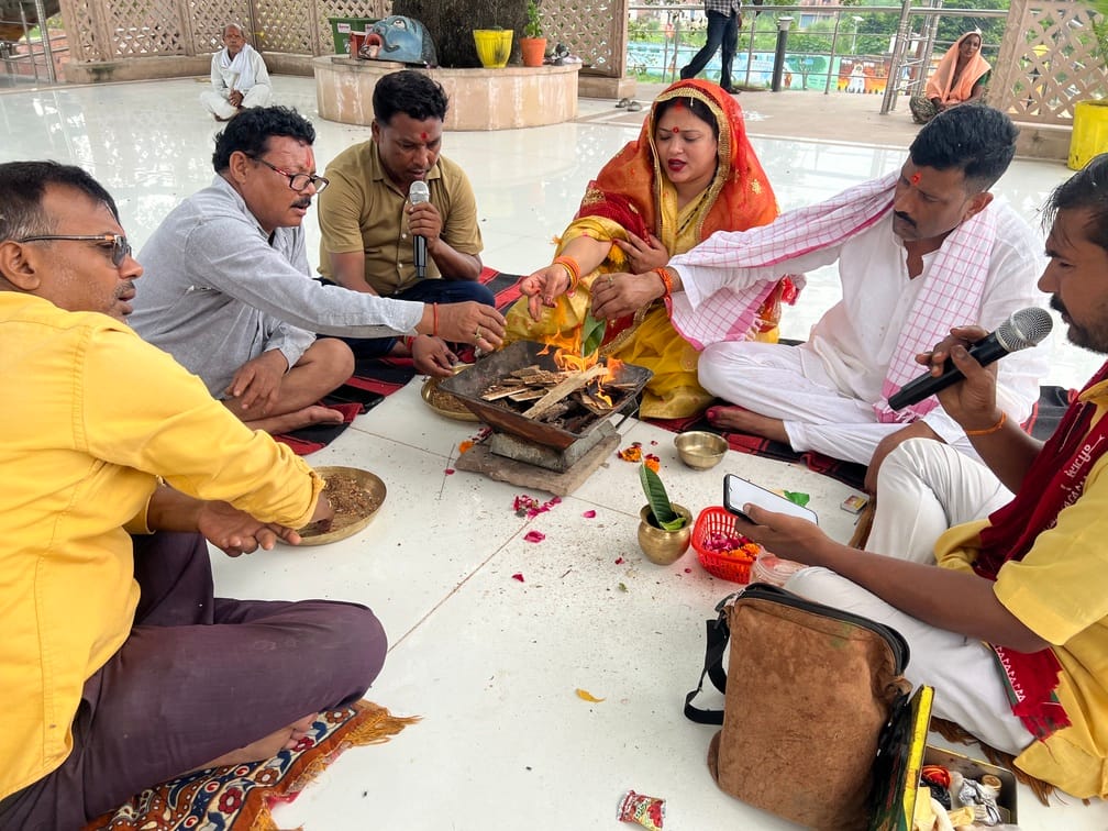 सावन के पहले दिन नगर के मऊ महादेव मंदिर में हवन पूजन में शामिल  श्रद्धालु।संवाद