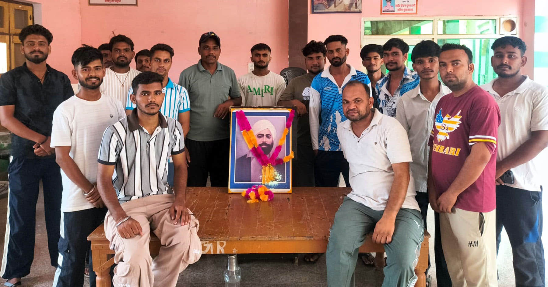 शहीद ऊधम सिंह के बलिदान दिवस पर आयोजित विचार गोष्ठी में उपस्थित अतिथि, युवा मंच पदाधिकारी एवं छ