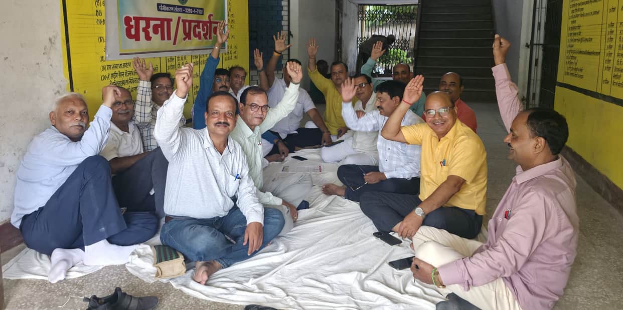 Teachers' association stages protest at DIOS office