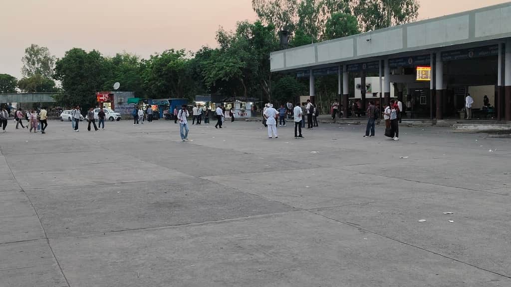 शाम के समय बसों का इंतजार करते यात्री। संवाद