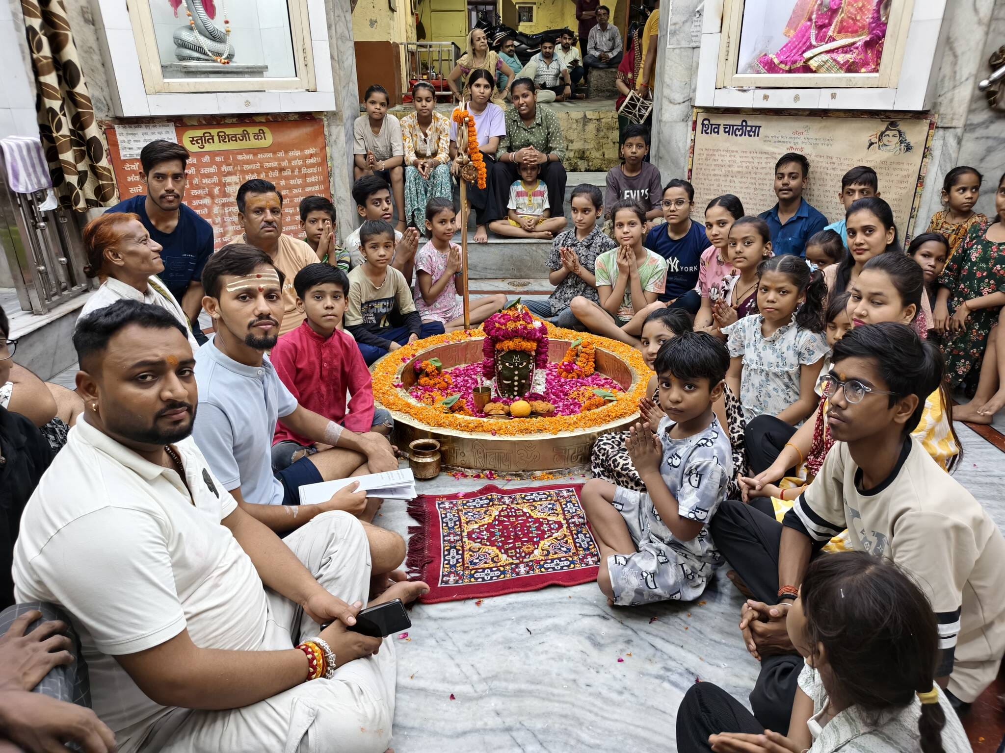 श्री मंगलेश्वर महादेव मंदिर में पूजन करते श्रद्धालु।