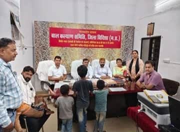 बच्चों को बाल कल्याण समिति CWC के संरक्षण में रखा गया है।