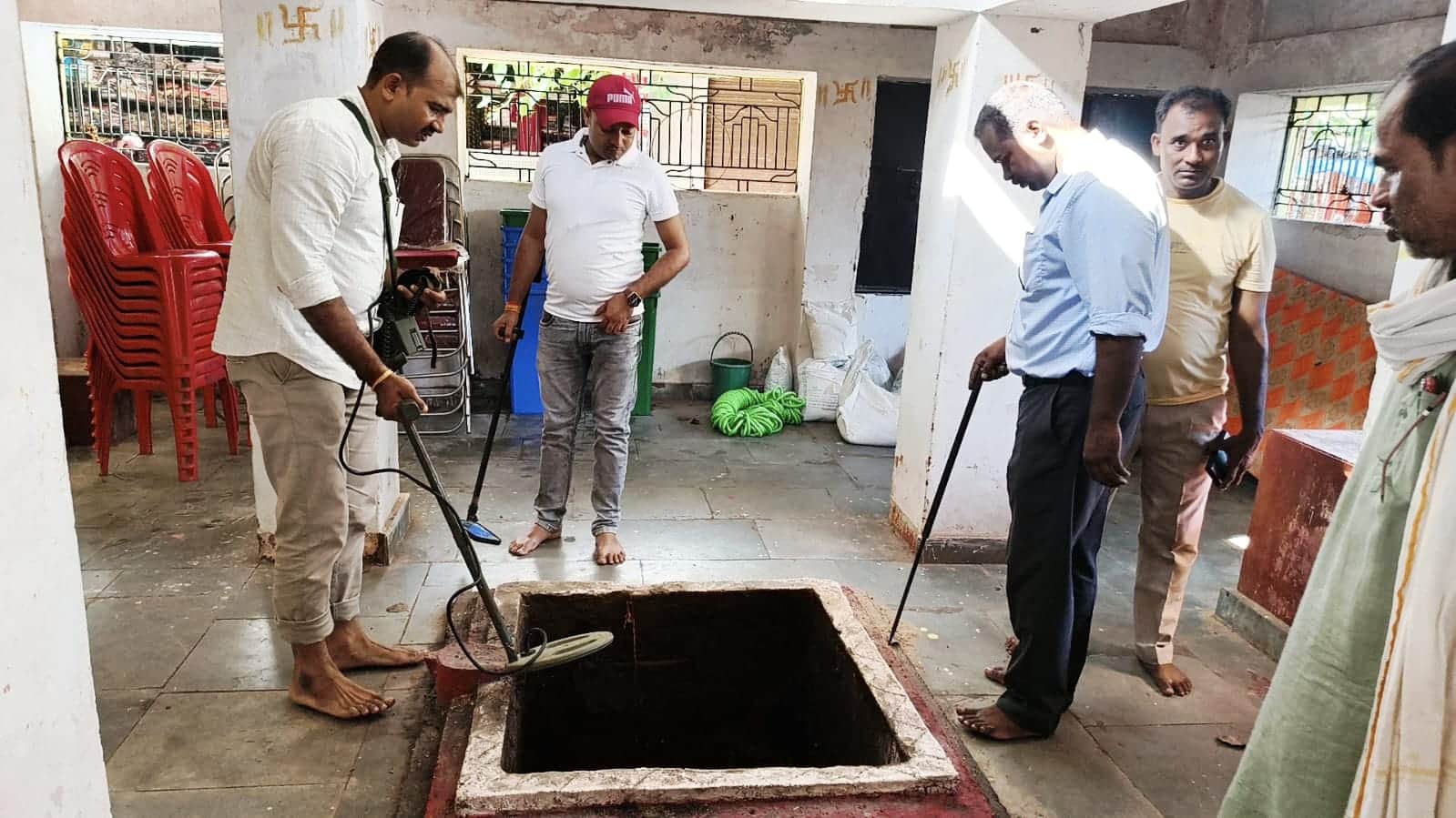 श्विद्वार उमा माहेश्वर महादेव मंदिर में जांच करती पुलिस टीम। स्रोत स्वयं