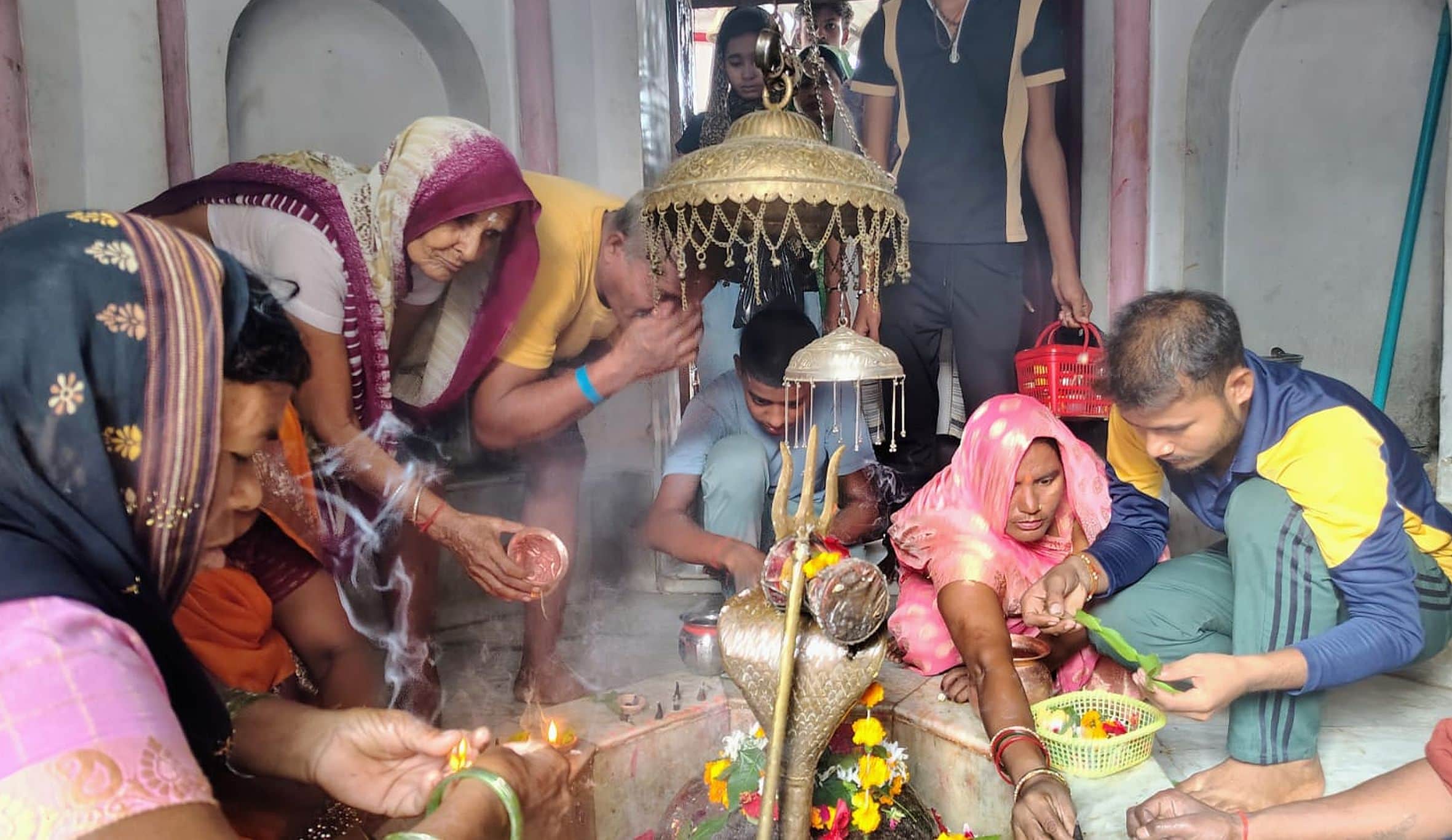  ताला स्थित मुकुटनाथ धाम में जलाभिषेक करते श्रद्धालु। संवाद