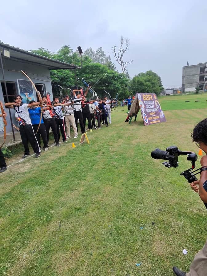 तीरंदाजी प्रतियोगिता में भाग लेते खिलाड़ी। संस्थान