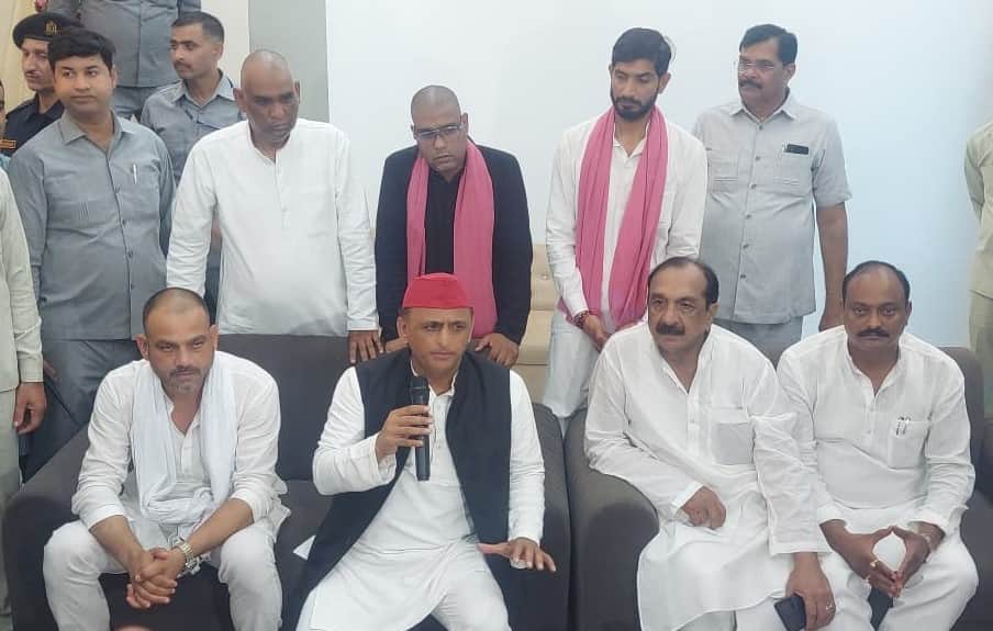 दहगवां चौराहे के राव फार्म हाउस में पत्रकार वार्ता करते सपा प्रमुख अखिलेश यादव। इस दौरान सांसद