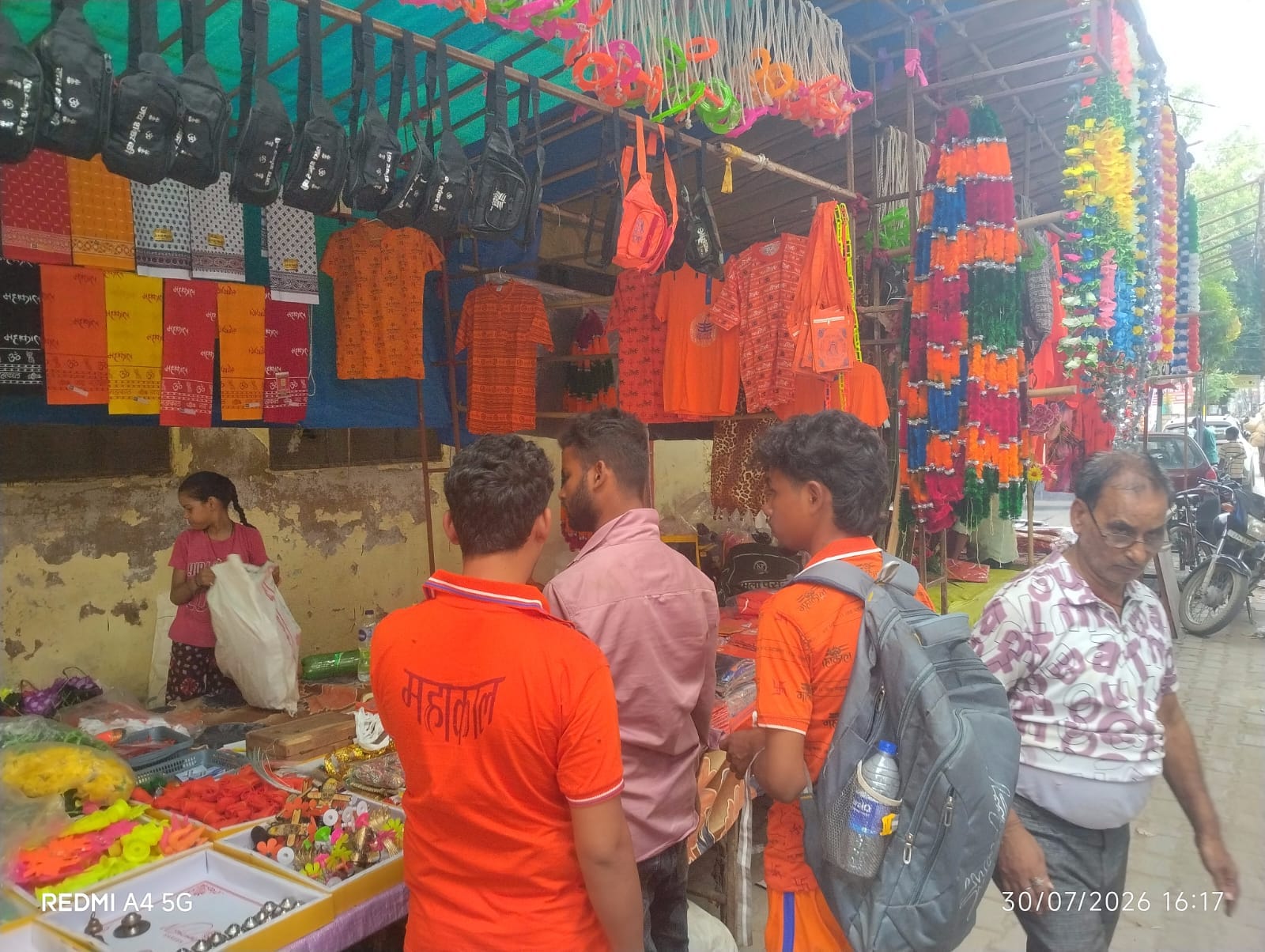 दुकानों से सामानों की खरीदारी करते बाबा बैजनाथ धाम के लिए निकले कांवड़िये।-संवाद।
