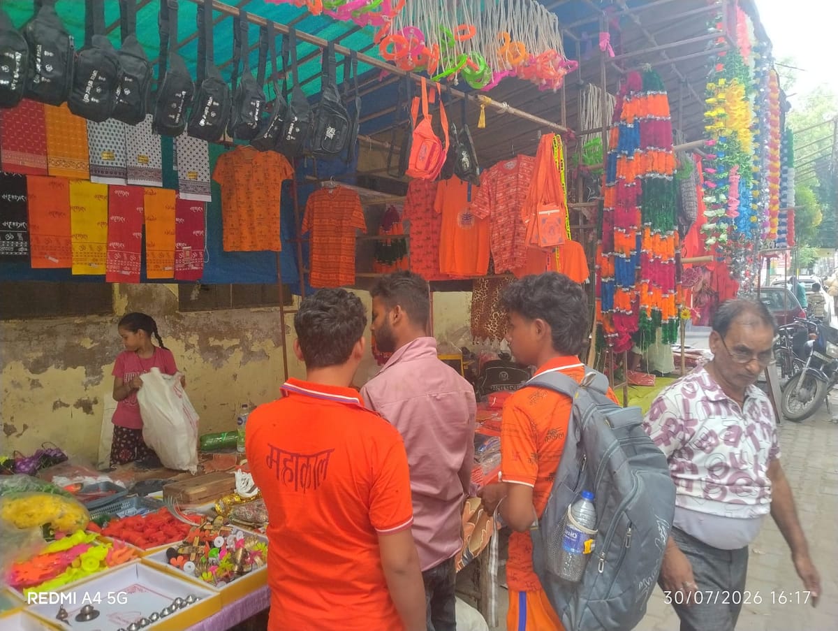 Bhadohi News: 200 रुपये में आकर्षक टीशर्ट और 150 में मिल रहे शॉर्ट कुर्ते