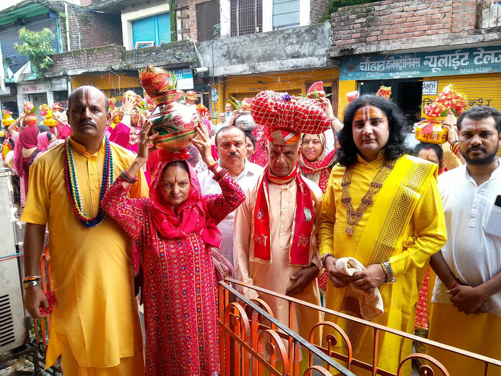 थुरल बाजार में स्थित हनुमान मंदिर में शिव महापुराण कथा की कलश यात्रा को लेकर पहुंचे आचार्य पवन 