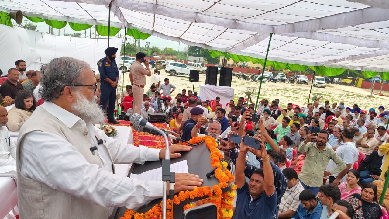 दशहरा ग्राउंड में लोगों को जिला स्तरीय वन महोत्सव पर संबोधित करते ऊर्जा मंत्री अनिल विज। संवाद