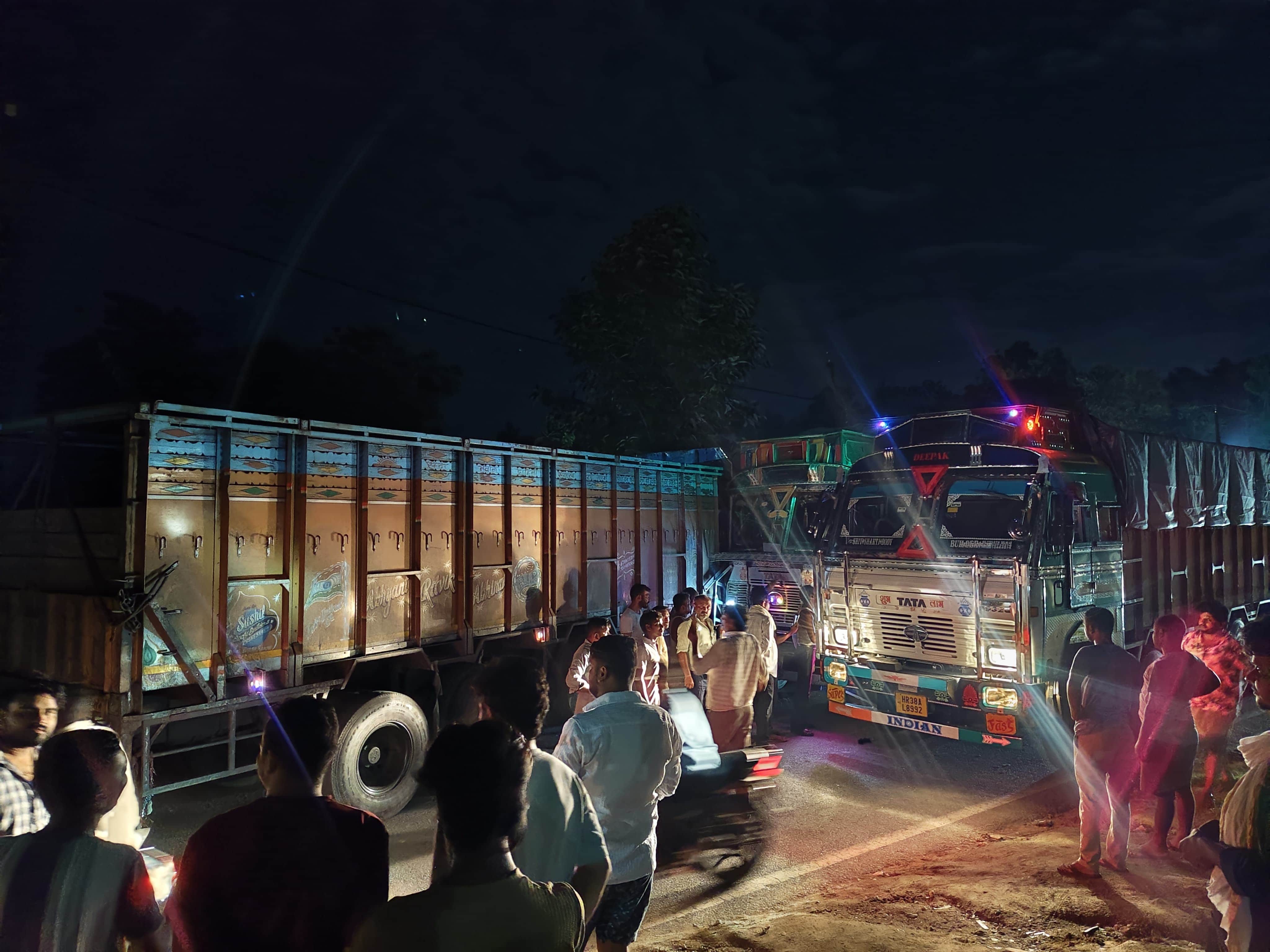 दुद्धी के लौआ नदी स्थित तीन ट्रकों की टक्कर में लगी जाम-सम्वाद