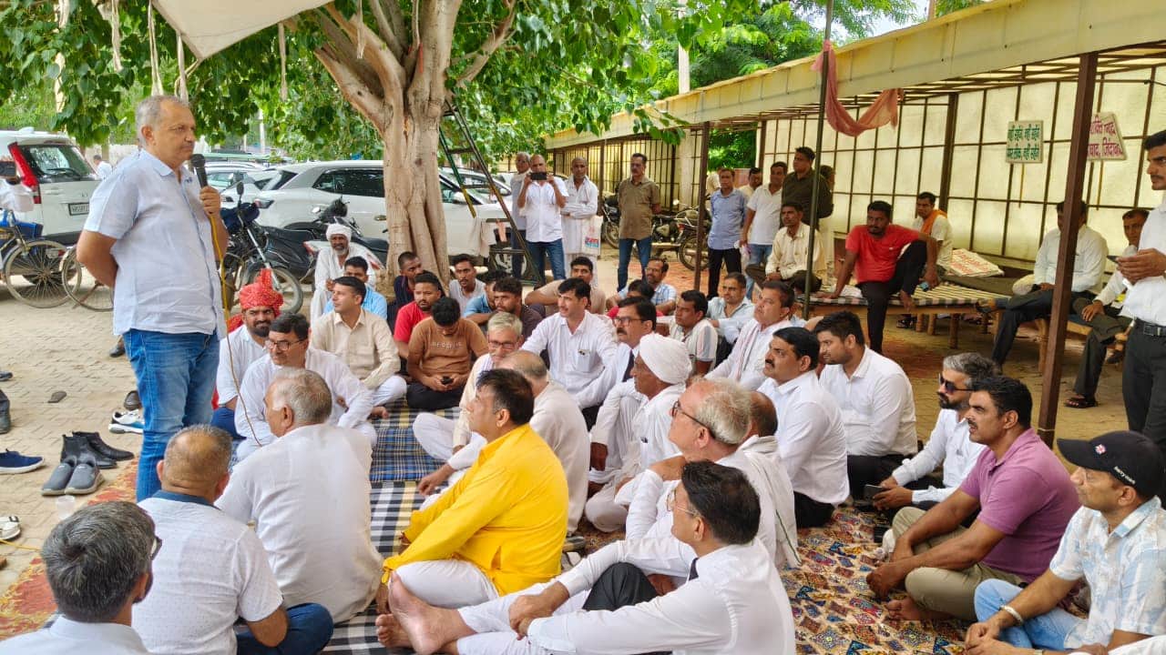 धरने को संबोधित करते विधायक सुनील सांगवान। 