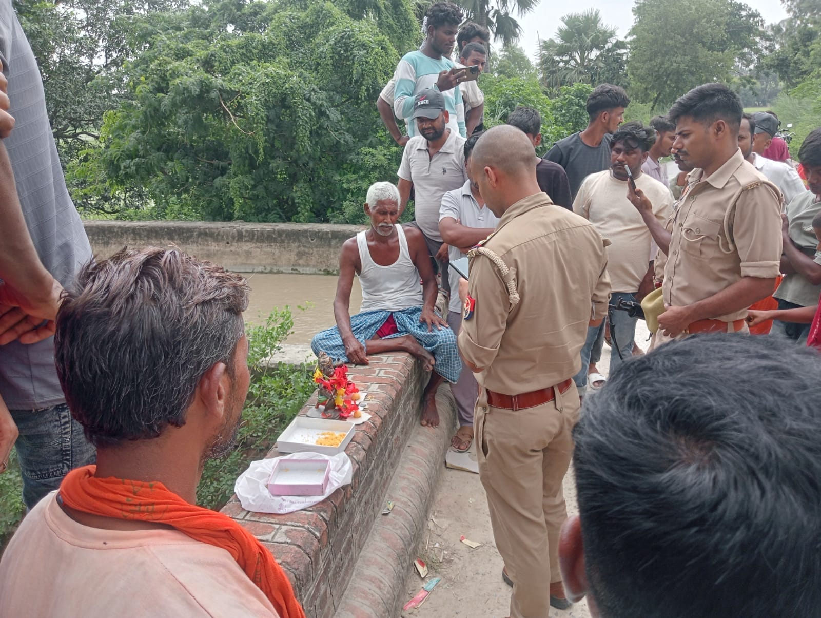 उभांव थाना क्षेत्र के जाहिदपुर झिंगहटा ग्राम के पास दोहरीघाट पंप कैनाल से मिले लड्डू गोपाल और ह