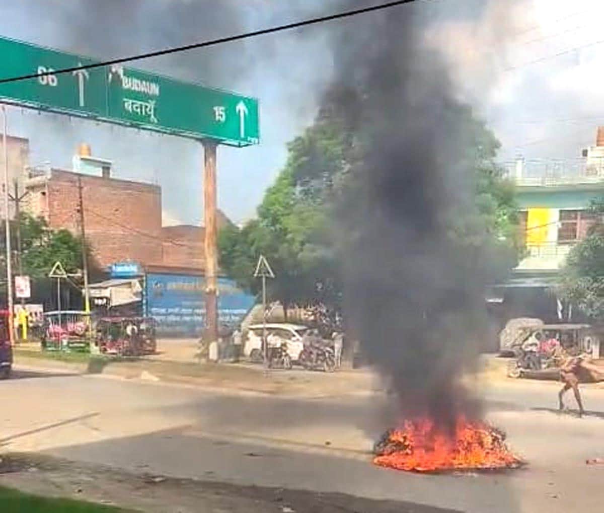 उझानी में ई- स्कूटी से उठतीं आग की लपटें। स्रोत: वीडियो ग्रैव