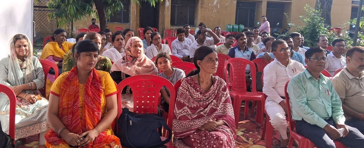 The Secondary Teachers' Association staged a protest at the DIOS office over their demands.