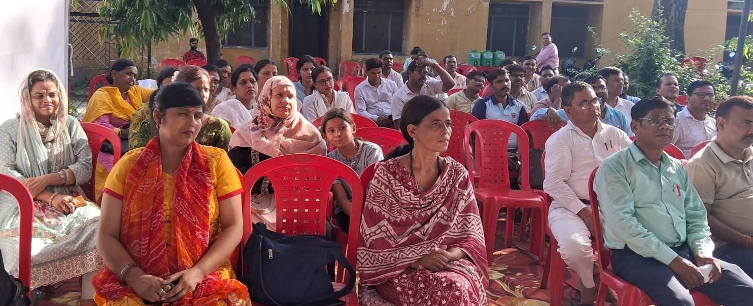 उप्र माध्यमिक शिक्षक संघ के बैनर तले धरने में शामिल हुए शिक्षक व शिक्षिकाएं। संवाद