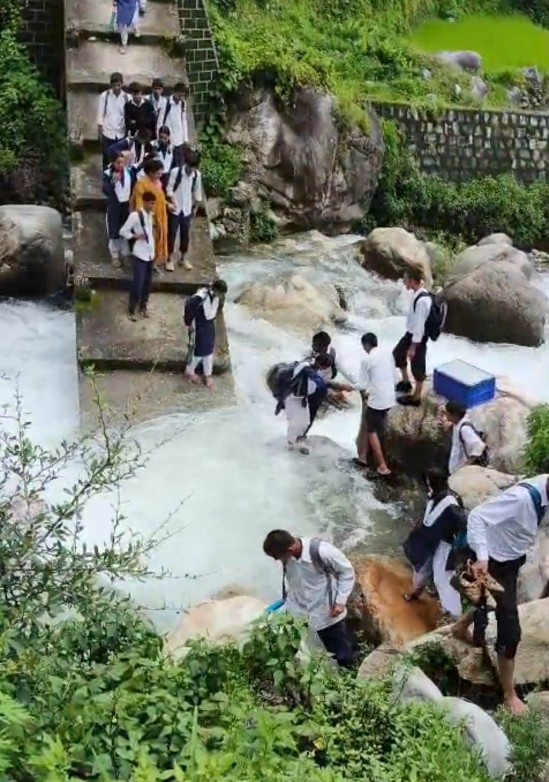 उत्तरकाशी में बौन गाड नदी पर जान जोखिम में डालकर अवाजाही करते स्कूली बच्चे। स्रोत जागरूक पाठक