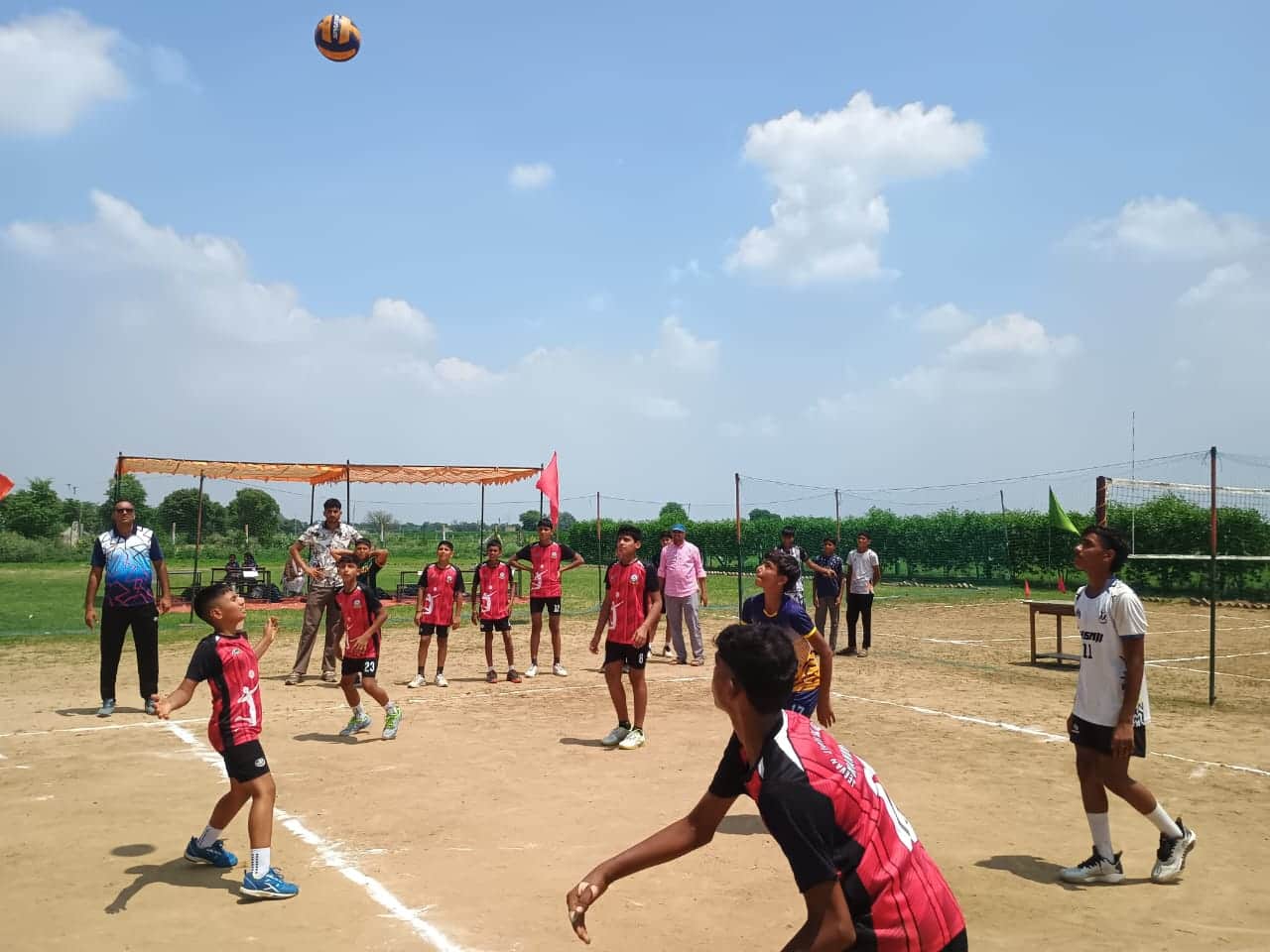 वॉलीबॉल प्रतियोगिता में दमखम दिखातीं खिलाड़ी।स्रोत: विभाग