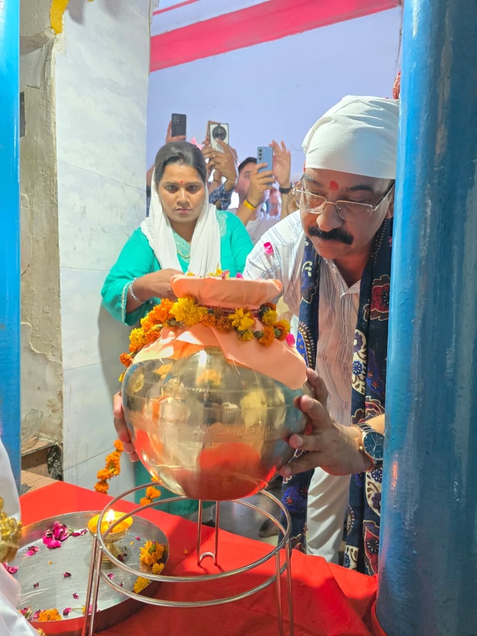 Installation of the sacred urn brought from Varanasi at the Sant Ravidas Temple.