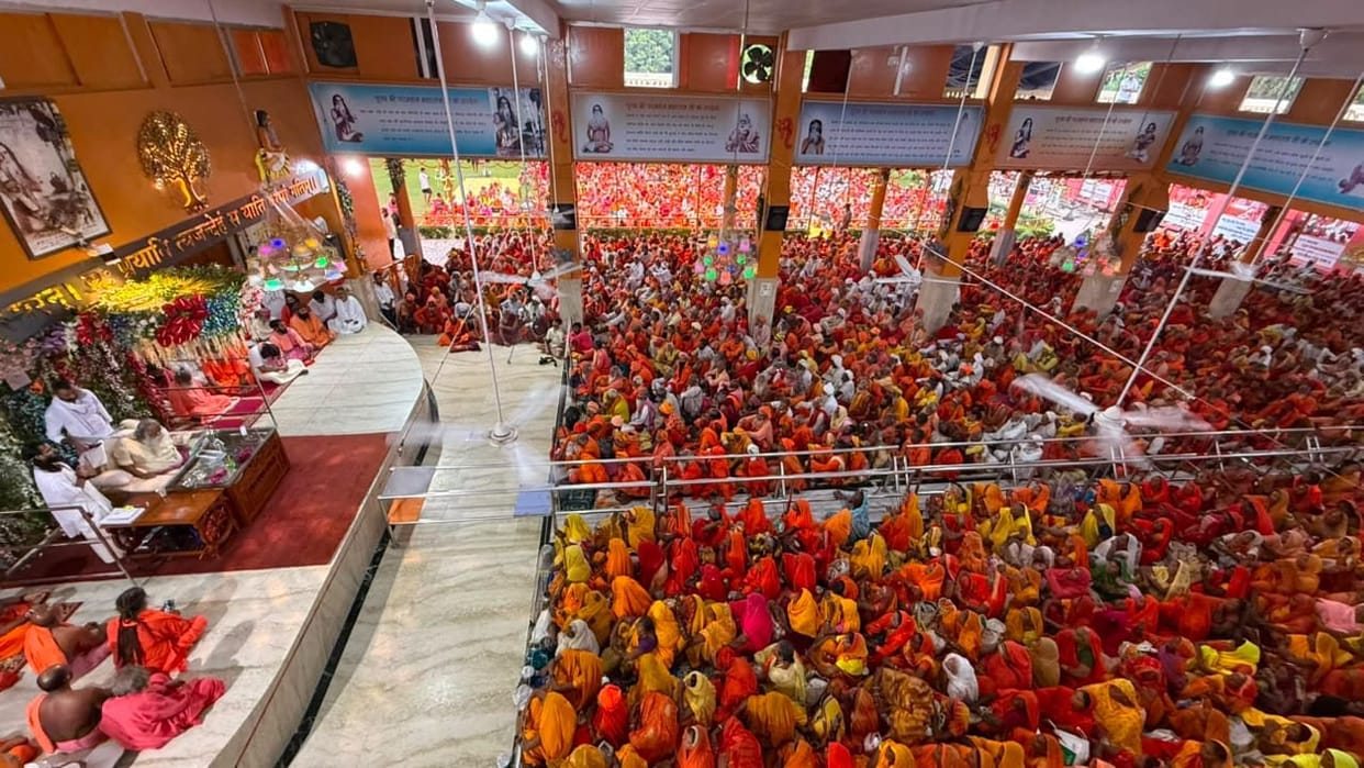 5,000 saints bid farewell at Paramhansa Ashram.
