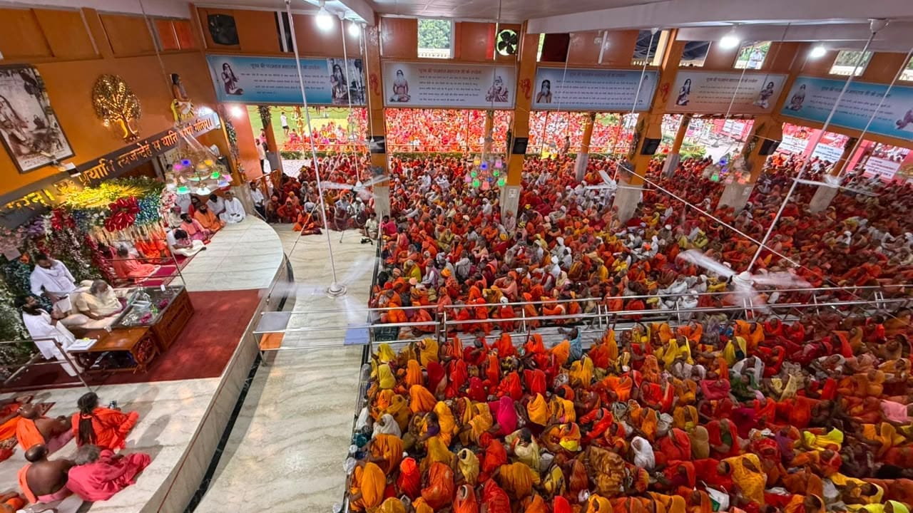 विदाई समारोह के दौरान संत-महात्माओं को उपदेश देते स्वामी अड़गड़ानंद महराज।- सोशल मीडिया।