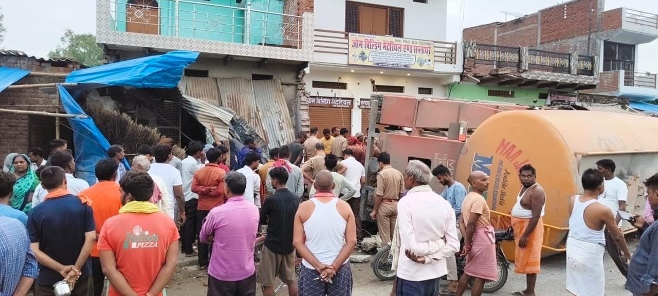 विंध्याचल थाना क्षेत्र के कलना गहरवार गांव के घर के बाहरर पलटा कंटेनर  व लगी भीड़ स्रोत- संवाद