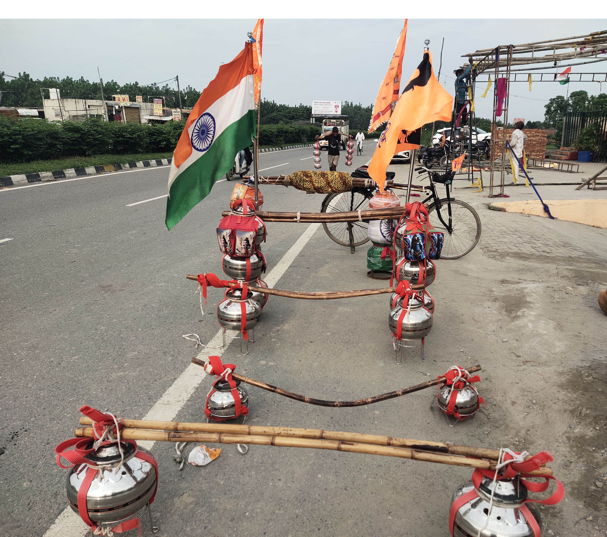 यमुना किनारे रखी कांवड़। संवाद