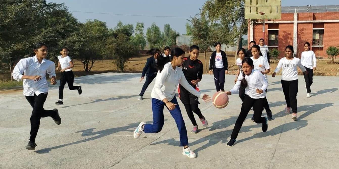01जेएनडी06: वुडस्टॉक पब्लिक स्कूल की खिलाड़ी वालीवाल प्रतियोगिता में दम दिखाते हुए। संवाद
