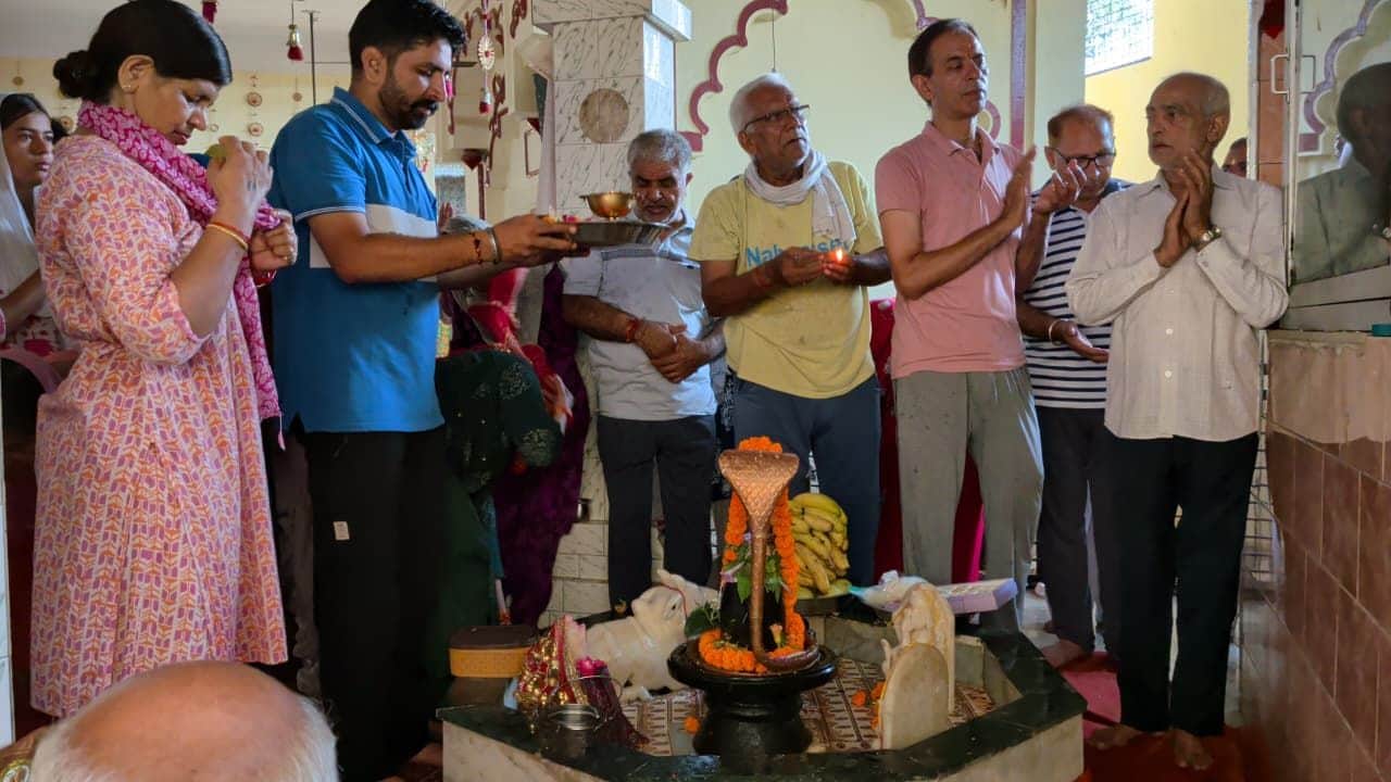 01जेएनडी21: जयंती देवी मंदिर में पूजा अर्चना करते हुए श्रद्धालु। संवाद