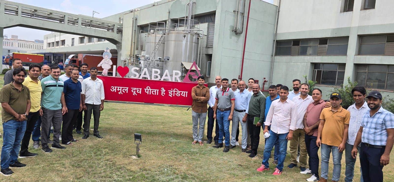 04-अमूल प्लांट के औद्योगिक भ्रमण के दौरान अधिकारियों के साथ एफडीडीआई के डीजीआर बैच के रक्षा क