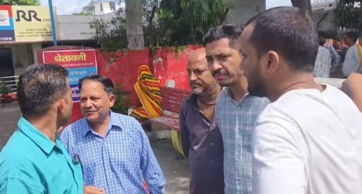 10- डोईवाला कोतवाली में मौजूद मृतका सृष्टि के परिजन। संवाद