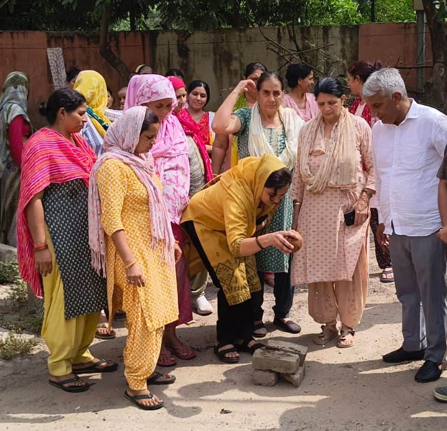 18-सेक्टर-3 हाउसिंग बोर्ड में नारियल फोड़कर गली निर्माण का शुभारंभ करतीं वार्ड 10 की पार्षद मनी