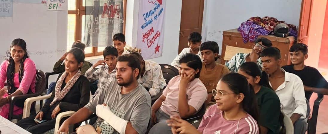 31जेएनडी05: एसएफआई के जिला स्तरीय प्रशिक्षण शिविर में मौजूद कार्यकर्ता। स्रोत: संगठन