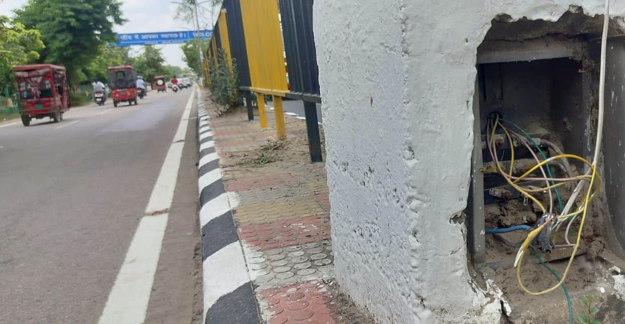 31जेएनडी14,15: शहर के गोहाना रोड पर लगी स्ट्रीट लाइटों के खुले बाक्स में लटक रहे बिजली के नंगे 