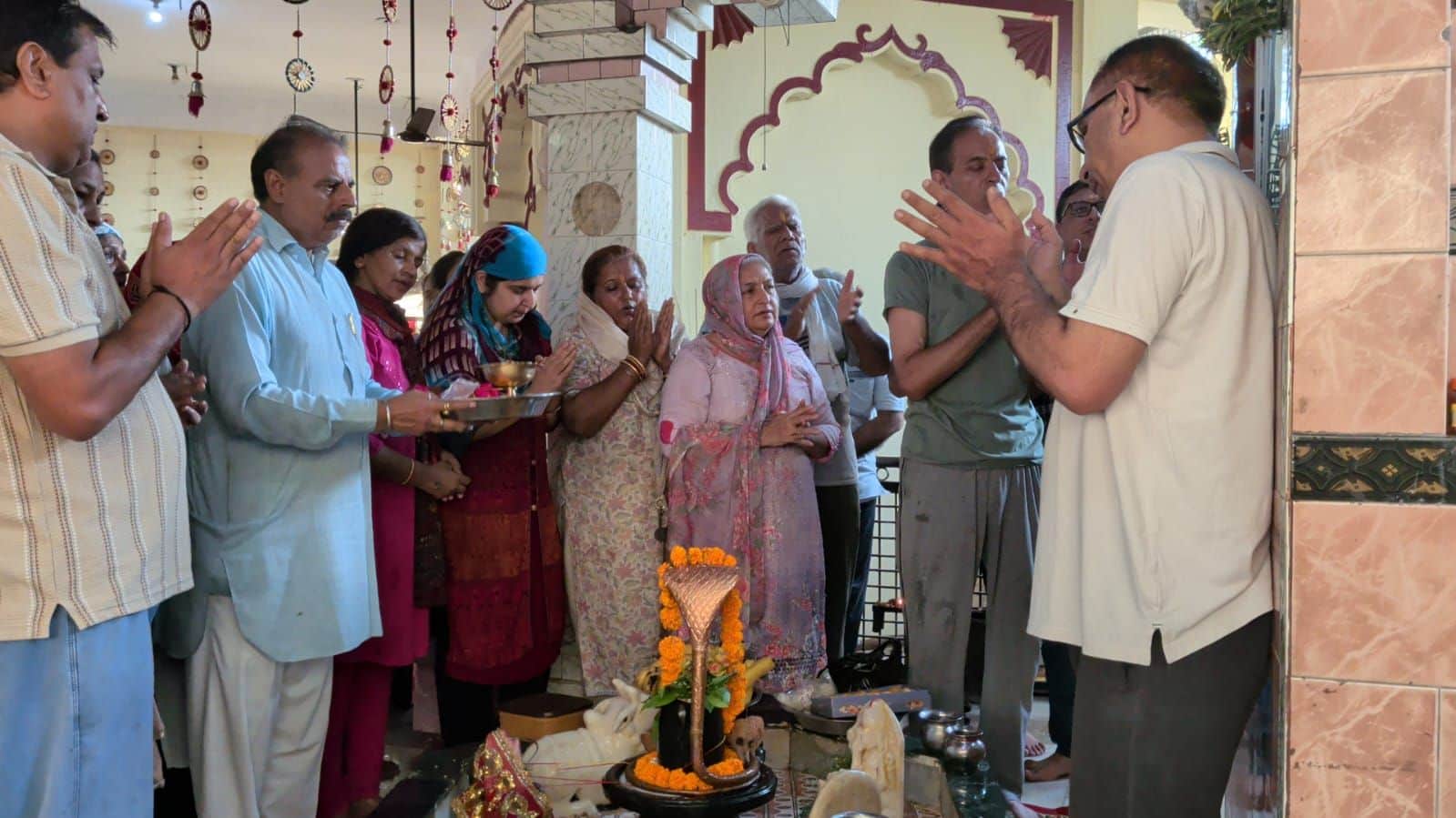 31जेएनडी19- जयंती देवी मंदिर में पूजा अर्चना करते हुए श्रद्धालु। स्रोत: पुजारी