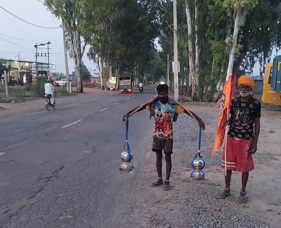31जेएनडी30: सफीदों रोड से कावड़ लेकर आते श्रद्धालु। संवाद
