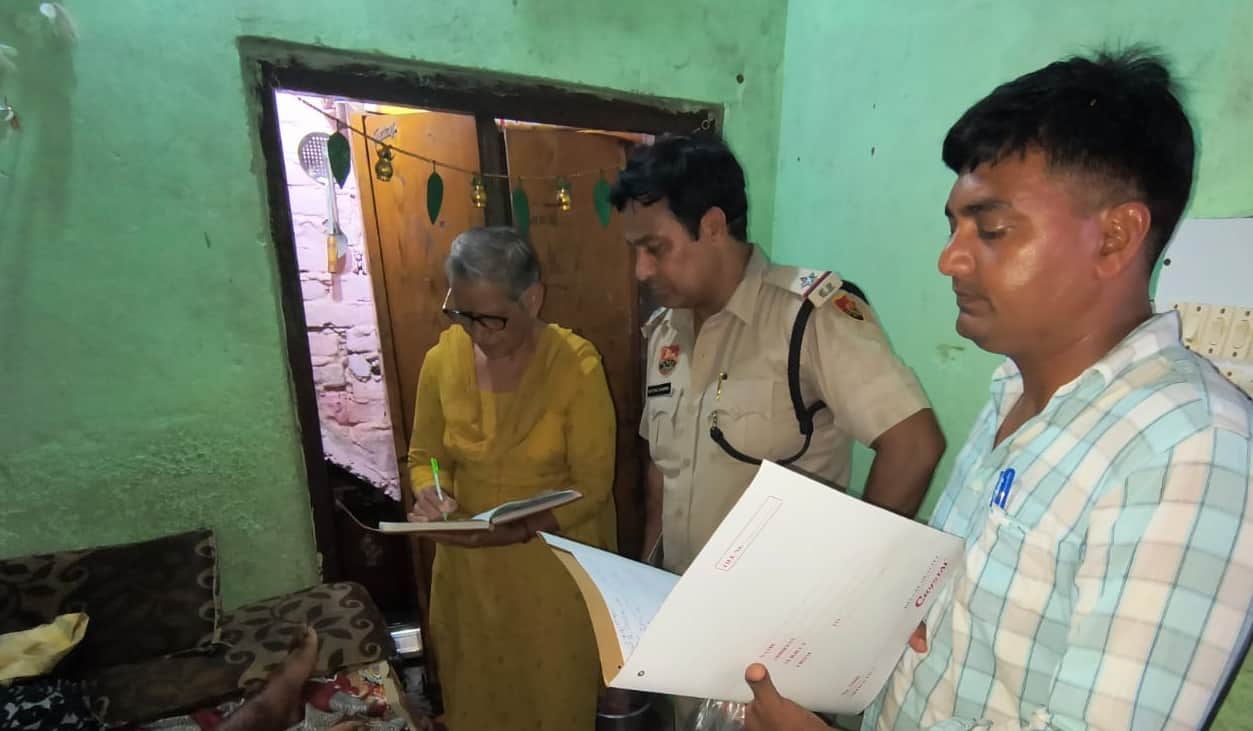 34-सांपला में हुई युवक की हत्या के बाद जांच करती एफएसएल एक्सपर्ट डॉ. सरोज दहिया व पुलिस। संवाद