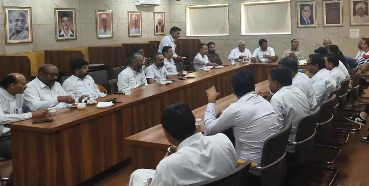 45-जिला बार की बैठक के दौरान उपस्थित प्रधान दीपक हुड्डा व बार सदस्य। बार एसोसिएशन