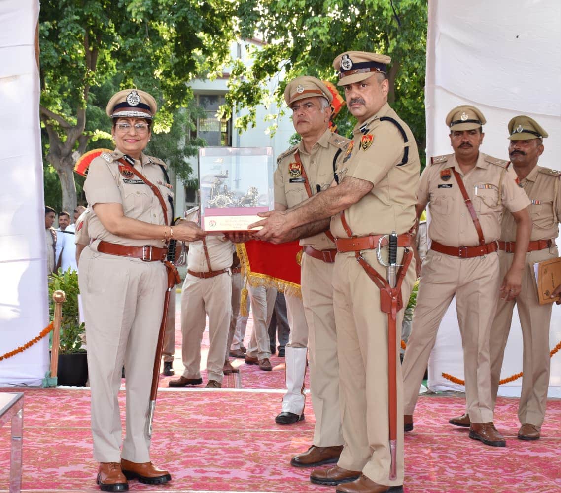 54-झज्जर पुलिस की सेवानिवृत्त हुईं एडीजीपी डॉ. राजश्री सिंह को सम्मानित करते अधिकारी। स्रोत: प्