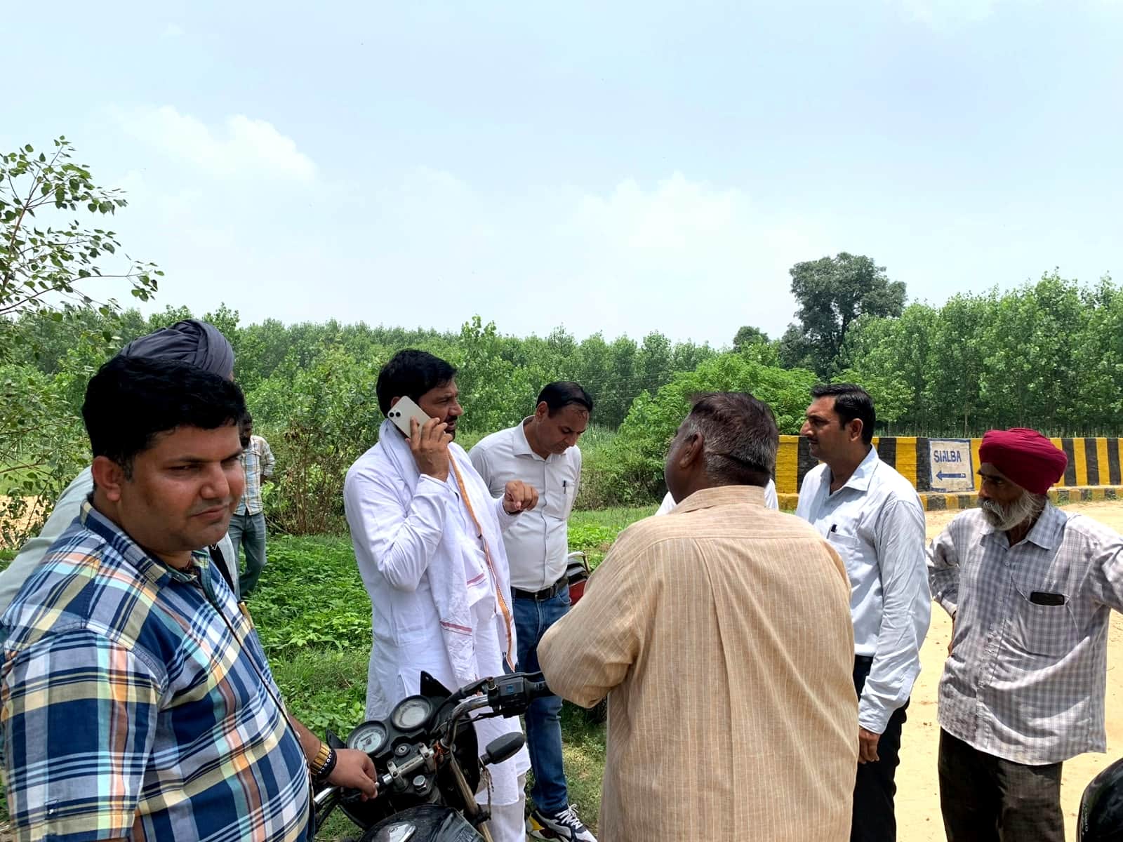 अधिकारी से बात करते बोर्ड के वाइस चेयरमैन धुमन सिंह किरमच। प्रवक्ता