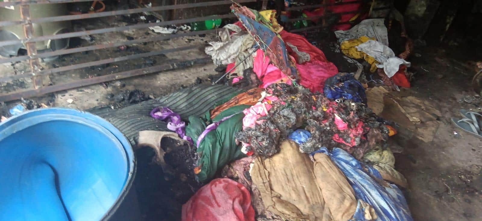 आग लगने से जला टेंट का सामान। संवाद