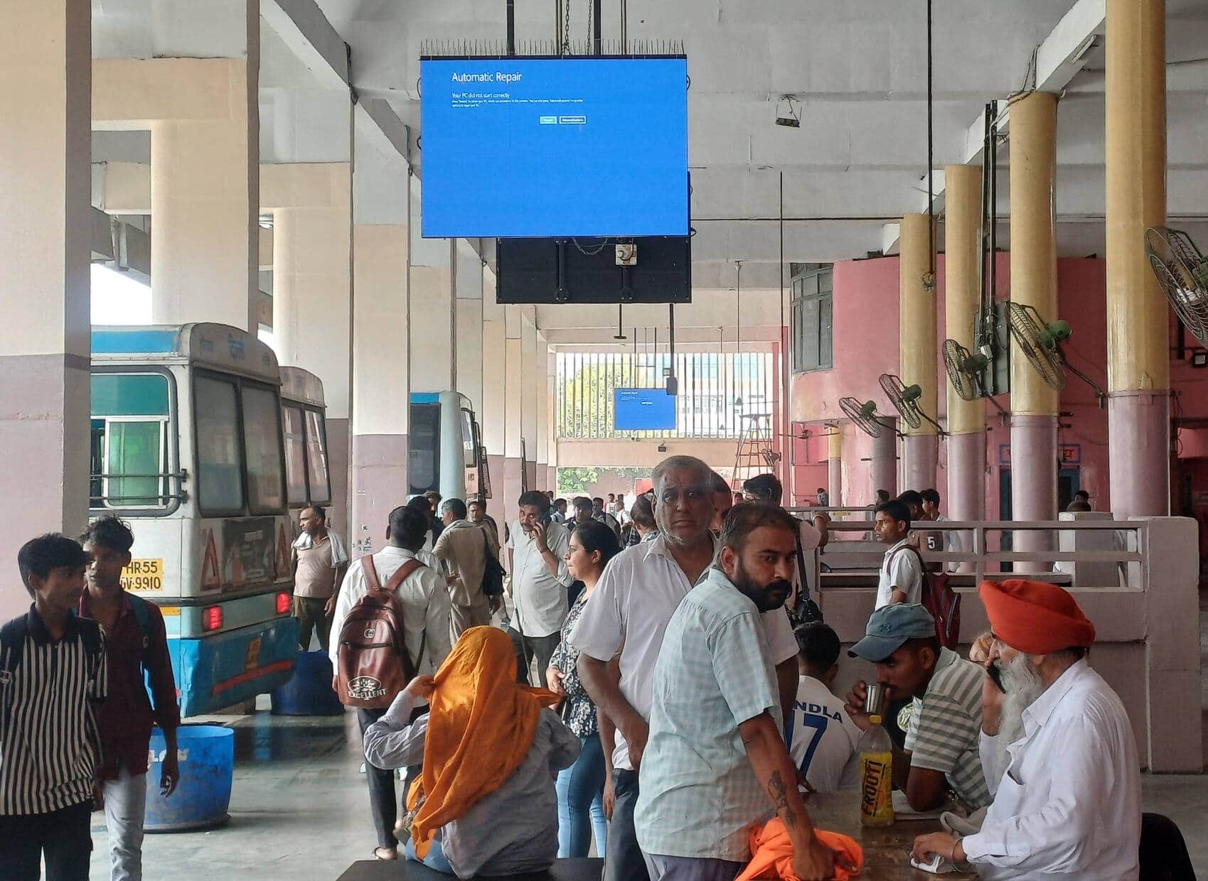 अंबाला छावनी बस अड्डे पर लगे इलेक्ट्रॉनिक डिस्प्ले बोर्ड पर चल रहा विंडो अपडेशन का कार्य। संवाद