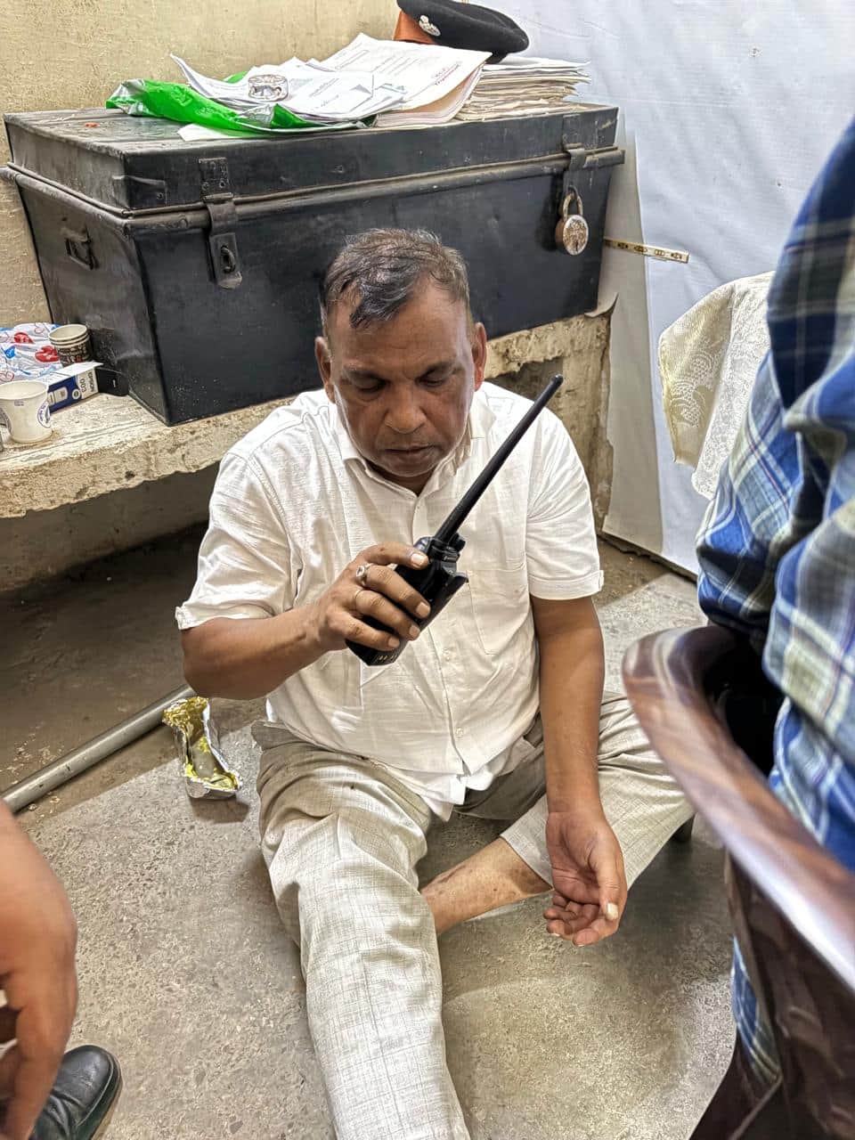 अंबाला छावनी के जीआरपी थाने में वॉकी-टॉकी का इस्तेमाल करता आरोपी। जीआरपी